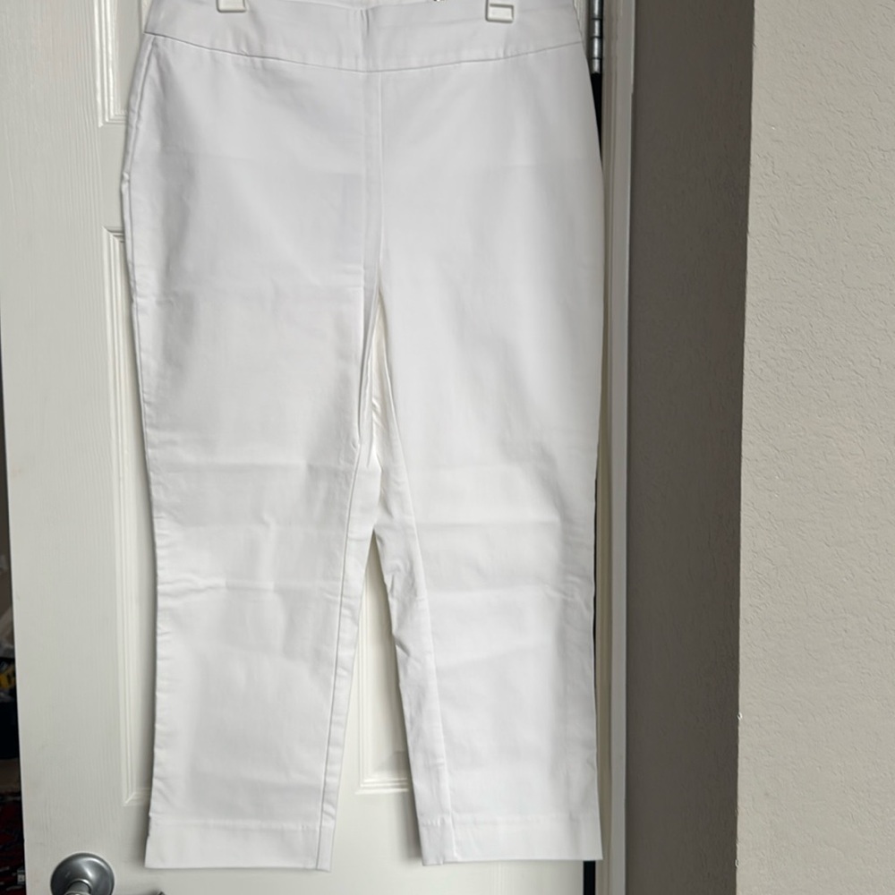 Chico’s women’s so slimming Brigitte cropped pants. Color: white, size 1.5. NWT